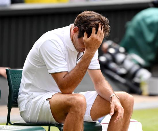 Roger Federer je letos v Wimbledonu doživel enega najtežjih porazov v karieri. | Foto: Gulliver/Getty Images
