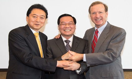Vodstvo energetskega podjetja Hoifu Energy: častni predsednik Yukio Hatoyama, predsednik Hui Chi Ming in namestnik predsednika Neil Bush. | Foto: Hoifu Energy