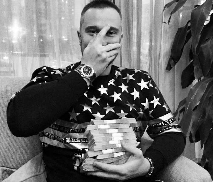 Eden od "zaposlenih" v organizaciji Evil Corp pozira s kupom denarja.  | Foto: Britanska nacionalna agencija za kriminal (NCA)
