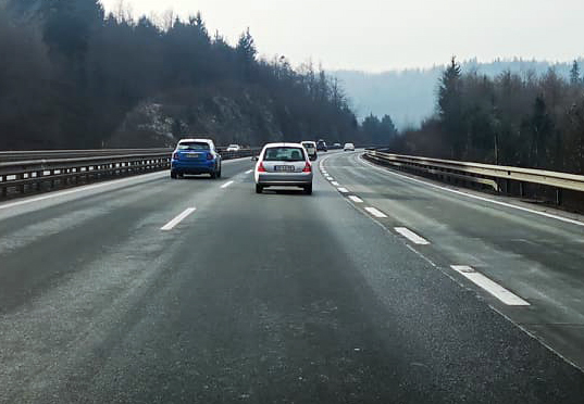 V Sloveniji imamo že 36 odsekov s pasovi za počasna vozila, najdaljši med njimi se nahaja med Vrhniko in Logatcem v dolžini skoraj devet kilometrov. | Foto: Gregor Pavšič