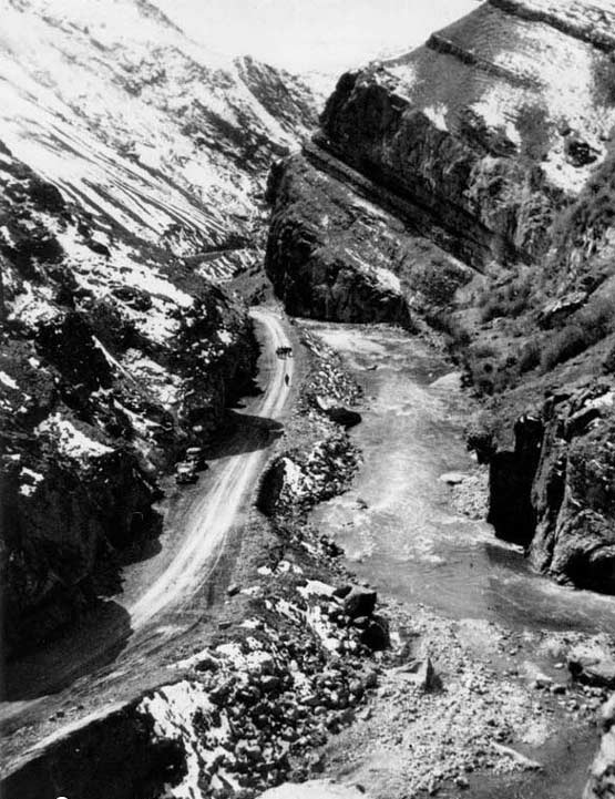 Cesto so začeli graditi leta 1931, leta 1935 pa so začeli graditi predor Kandovan. | Foto: Thomas Hilmes/Wikimedia Commons