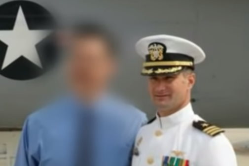 Njuni vojaški kolegi pričevanj pilotov o NLP-ju niso jemali resno - Fravorja (desno) so, pa čeprav je takrat za mornarico letel že skoraj dvajset let, zbadali, da se je očitno srečal z vesoljci.  | Foto: US Navy / Mornarica ZDA