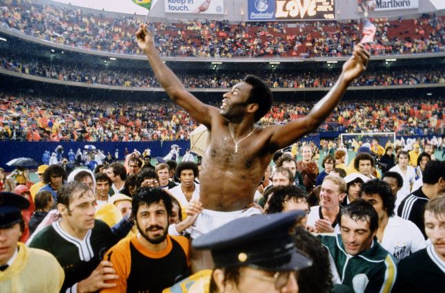 Pele je z Brazilijo osvojil tri naslove svetovnih prvakov. | Foto: Reuters