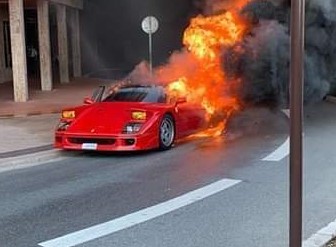 Nedavno je eden izmed ferrarijev F40 tako gorel na ulicah v Monaku. | Foto: 
