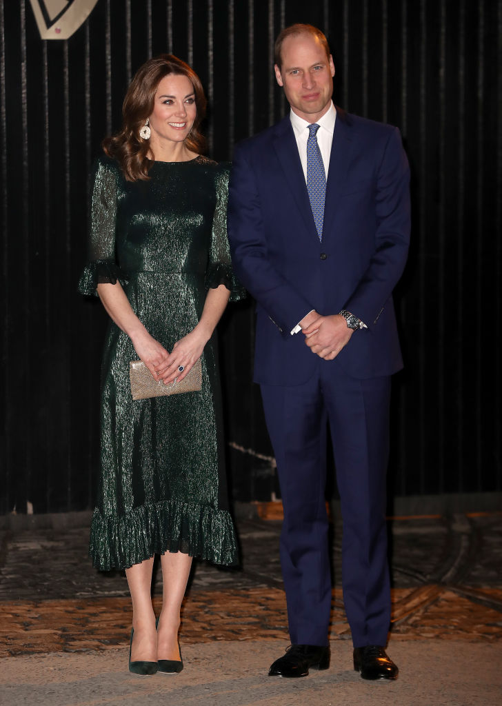 Kate je nosila smaragdno zeleno svetlikajočo se obleko znamke The Vampire | Foto: Getty Images