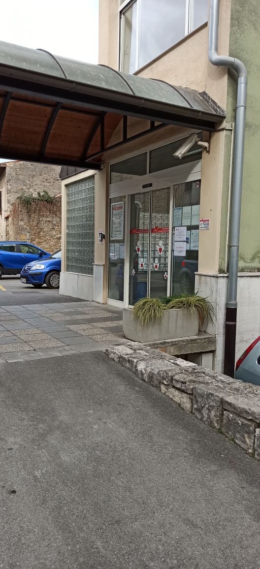 Zdravstveni dom v Kopru so okoli 11. ure spet odprli, na koncu pa se je izkazalo, da moški ni bil okužen z novim koronavirusom. | Foto: Bralec Omar Hanuna