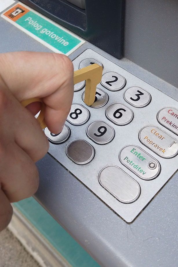 Izognite se dotikanju umazanih gumbov na bankomatu ali v dvigalu. | Foto: 