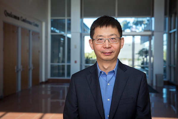 Vodja oddelka za bioinženirstvo na kalifornijski univerzi v San Diegu in eden od glavnih avtorjev novega krvnega preizkusa za zgodnje odkrivanje raka profesor Kun Zhang. | Foto: University of California San Diego