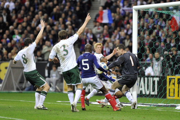Sporna 113. minuta v Parizu 18. novembra 2009. Irci signalizirajo roko Thierryja Henryja, medtem ko William Gallas po njegovi podaji zabija odločilen gol.