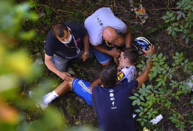 Remco Evenepopol, ki si je sredi avgusta na Dirki po Lombardiji zlomil medenico, dobro okreva. Začel je vrteti pedala na trenažerju, pred njim pa so številni obiski fizioterapevta.  | Foto: Getty Images