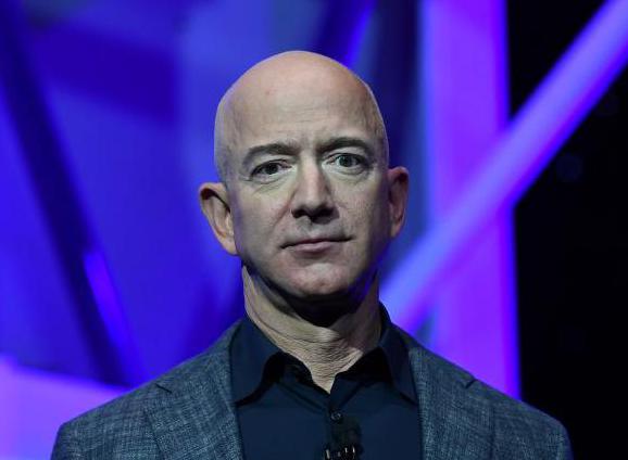 Ustanovitelj in lastnik Amazona Jeff Bezos je od leta 2017 najbogatejši človek na svetu. | Foto: Reuters