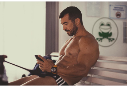 "Če imam pred treningom v rokah telefon, gledam načrt treninga. Nisem na Instagramu," je fotografijo komentiral Potrč. | Foto: Instagram