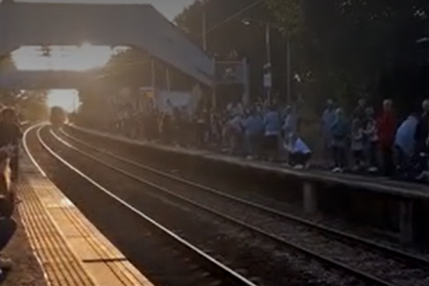 Večina opazovalcev na tem peronu je vlak Hogwarts Express videla zgolj od daleč, pa čeprav so stali v neposredni bližini tirov.  | Foto: 