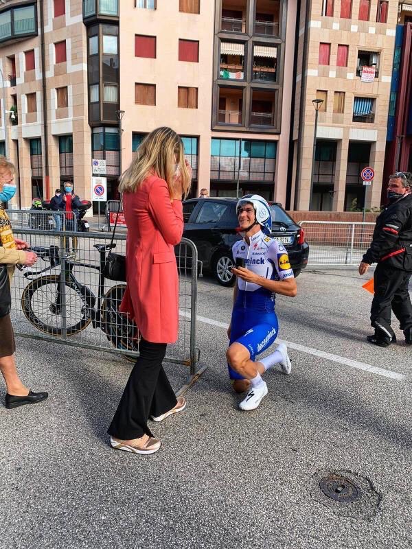 Danski kolesar Mikkel Frølich Honoré je tik pred sobotnim kronometrom zaprosil svoje dekle Mariliso. Seveda je bil njen odgovor: da.  | Foto: arhiv ekipe Deceuninck - Quick Step