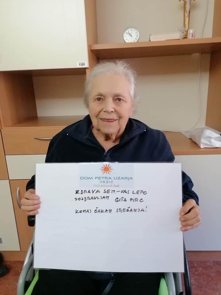 Tudi ideja belih tabel, na katere so zapisali svoja sporočila svojcem in prijateljem, je bila lepo sprejeta.  | Foto: Facebook.com/dompetrauzarja.trzic