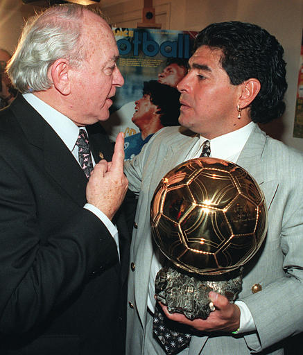 Maradona in Di Stefano na podelitvi zlate žoge leta 1995. 