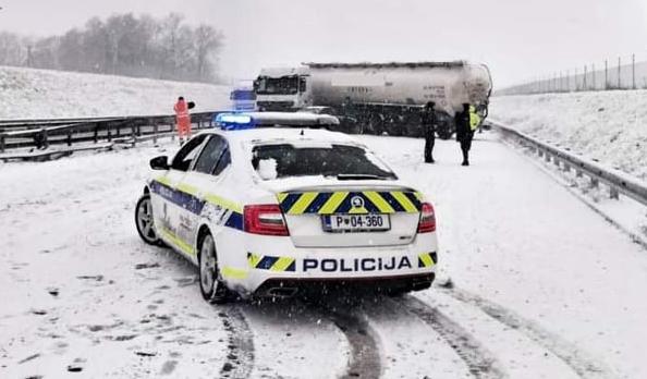 sneg zastoj nesreča | Foto: PU Kranj
