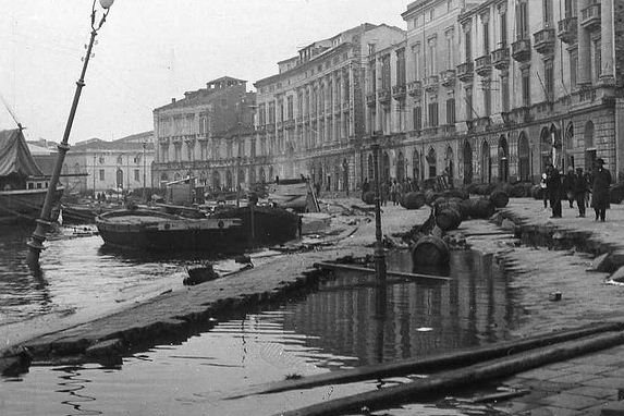 Del pristanišča v Messini po potresu.  | Foto: Thomas Hilmes/Wikimedia Commons