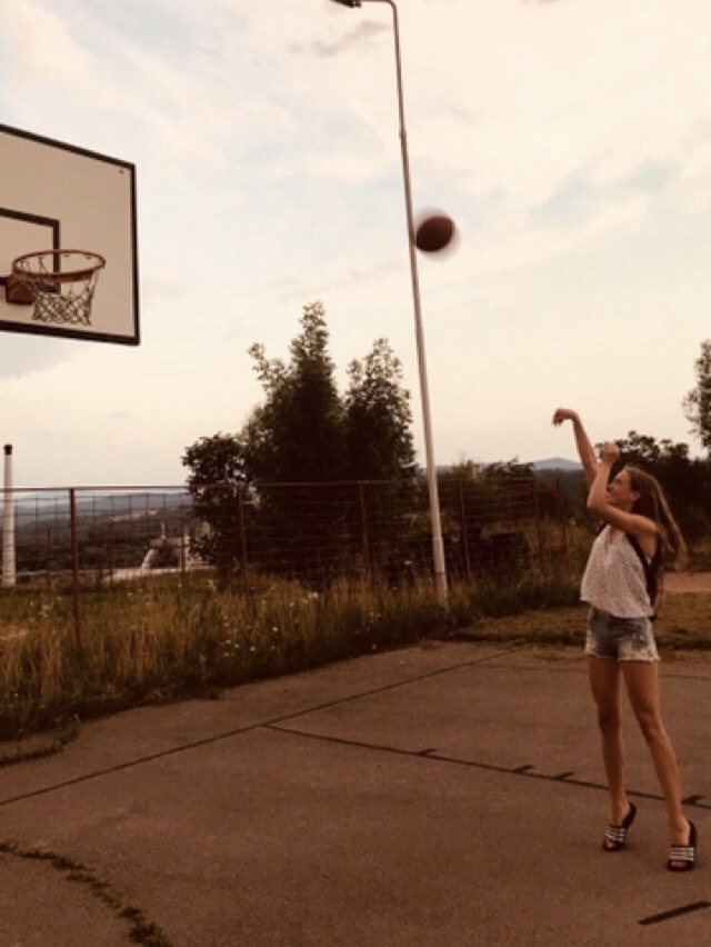 Upa, da bo lahko kmalu spet zaigrala košarko, ki jo obožuje že od mladih nog. | Foto: Osebni arhiv