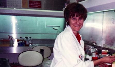 Katalin Karikó v laboratoriju na univerzi Penn v 90. letih prejšnjega stoletja.