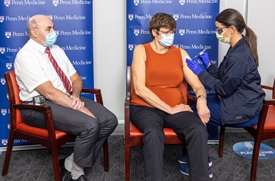 Prav to cepivo sta Karikóva in Drew Weissman prejela 18. decembra med ponovnim obiskom Univerze Pensilvanije. Na fotografiji Karikóva med cepljenjem. | Foto: Univerza Pensilvanije | Foto: 