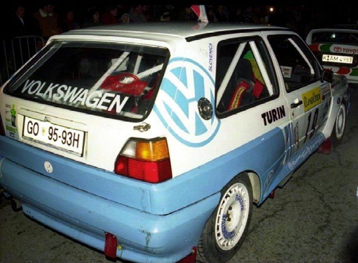 Darko Peljhan in Miran Kacin (VW golf G60 rallye) leta 1995. Zaradi ene napake se jima je izmuznila uvrstitev v prvo petnajsterico.  | Foto: osebni arhiv/Lana Kokl
