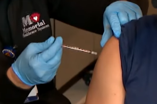 Uporaba tovrstnih igel za cepljenje proti bolezni covid-19 sploh ni redek prizor. Preverjamo še, ali jih uporabljamo oziroma jih bomo uporabljali tudi v Sloveniji. To je posnetek zaslona videoposnetka cepljenja proti bolezni covid-19 na Floridi 15. decembra lani. | Foto: YouTube / Posnetek zaslona