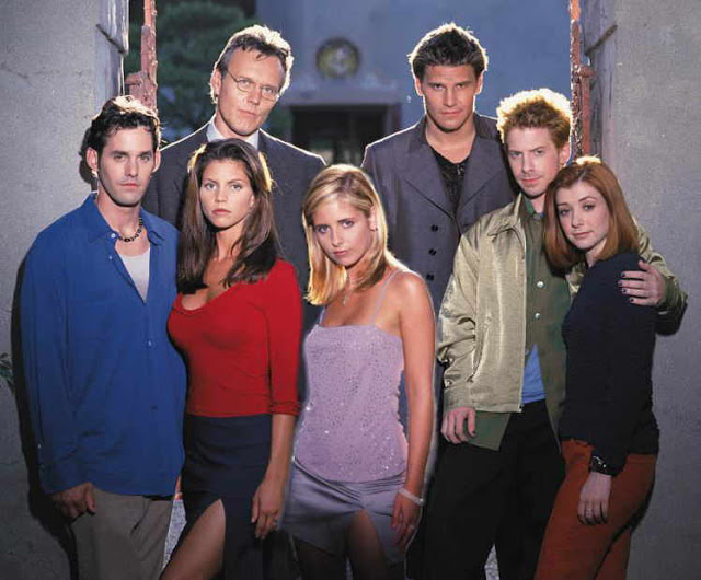 Charisma Carpenter (v rdeči majici) je ustvarjalca serije Buffy, ubijalka vampirjev obtožila psihičnega nasilja na snemanju.