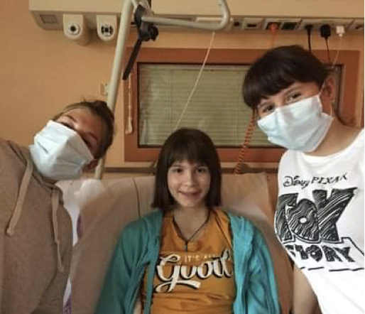 Pri prvi kemotreapiji sta jo obiskali sošolki. | Foto: Osebni arhiv