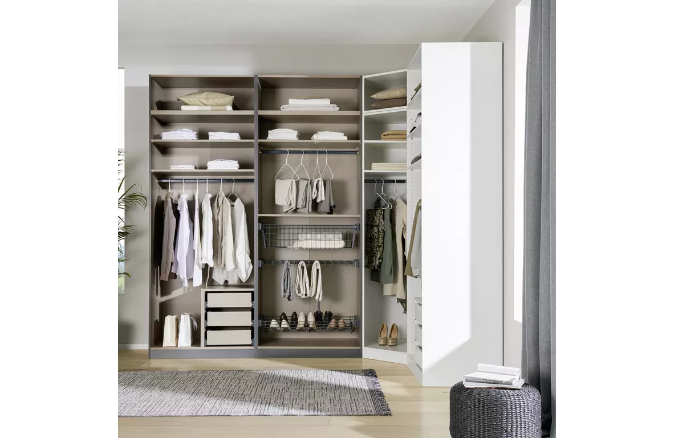 Spodnji del garderobne omare bo bolj izkoriščen s pomočjo predalov, pod stropom pa s policami. Sodobne omare se ponašajo tudi z integrirano notranjo osvetlitvijo, ki olajša izbiro oblačil. | Foto: 
