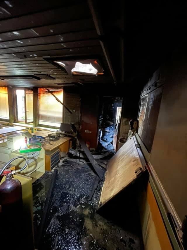 Po grobi oceni so bile v požaru poškodovane tri učilnice. Povsem uničen je kabinet za kemijo, v katerem je zagorelo.  | Foto: Facebook OŠ Franceta Prešerna