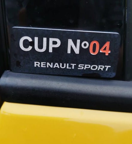 Oznaka 4 od le 10 izdelanih za Kosmačev megane RS, ki je letnik 2016 in je predstavljal zaključek tretje generacije tega vozila. | Foto: osebni arhiv/Lana Kokl