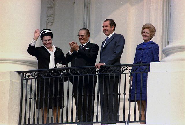 V sedemdesetih letih prejšnjega stoletja je v razmerju med Titom in Jovanko začelo resno pokati. Ni manjkalo niti telesnih obračunavanj, pri čemer Tito zaradi svoje starosti ni bil vedno močnejša stran v prepirih. Na zunaj sta se še kazala kot uglašen par. Na fotografiji: Tito in Jovanka leta 1971 na obisku v Beli hiši pri ameriškem predsedniku Richardu Nixonu in ameriški prvi dami Pat Nixon. | Foto: Wikimedia Commons