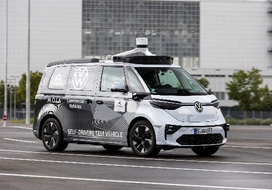 Za zdaj to samodejno vozilo preizkušajo le na poligonu blizu Munchna, kmalu pa se bodo testiranja začela tudi na ulicah bavarske prestolnice. | Foto: Volkswagen