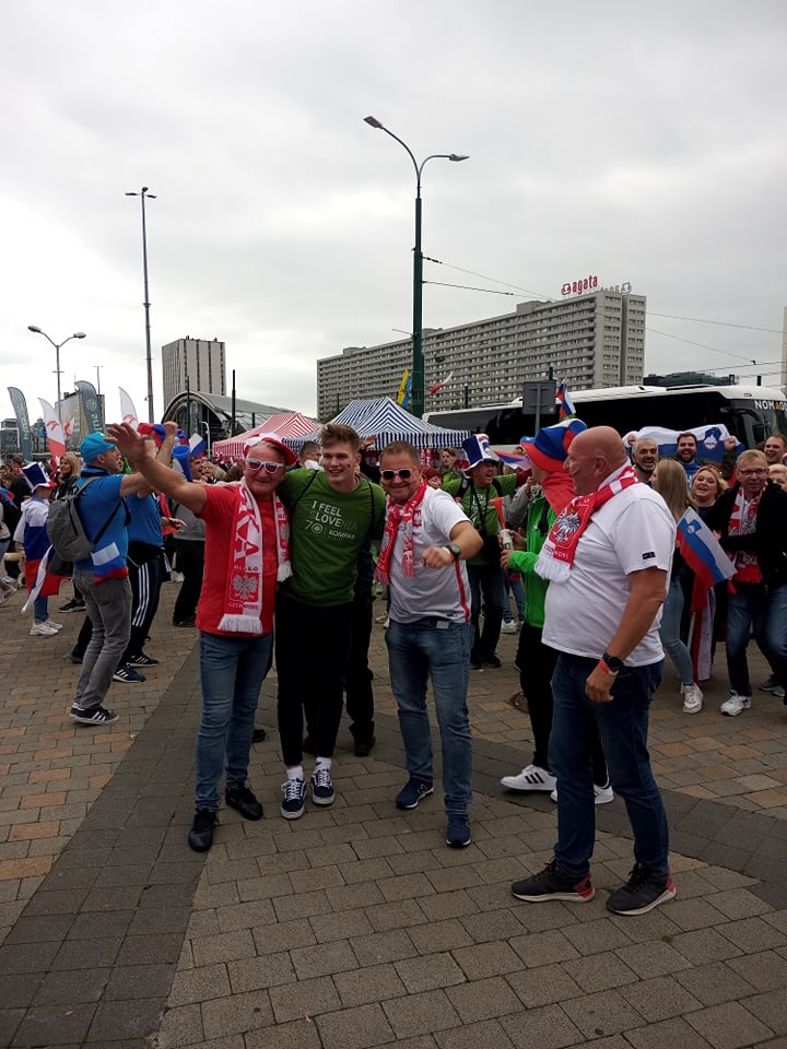 Poljski in slovenski odbojkarski navijači so se rade volje družili in širili dobro voljo. | Foto: Osebni arhiv Almirja Sulejmanovića