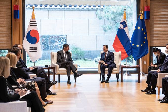 Dogodki v naslednjih letih so dokazali pomen vztrajnosti in privrženosti procesu dialoga in sprave. Predsednika Mun in Pahor tudi danes enako ocenjujeta pomen tega za prihodnost Korejskega polotoka in celotne mednarodne skupnosti tako pomembnega vprašanja, so še sporočili iz predsednikovega urada.