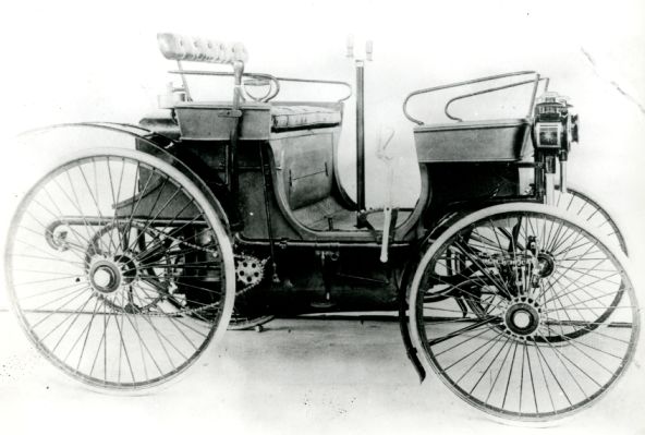 Natanko 2. oktobra 1891 je Peugeot dostavil prvo osebno vozilo fizični osebi, natančneje gospodu Poupardinu, prebivalcu Dornacha, ki je svoje vozilo naročil 27. avgusta istega leta. To je bilo vozilo s štirimi sedeži in motorjem (Daimler) z dvema konjskima silama.  | Foto: Peugeot
