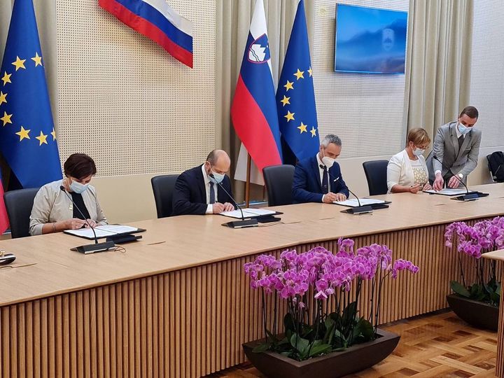 Za pogajalsko skupino vlade sta dogovor parafirala minister za zdravje Janez Poklukar in minister za delo Janez Cigler Kralj, za pogajalsko skupino reprezentativnih sindikatov pa predsednica sindikata zdravstva in socialnega varstva Irena Ilešič Čujovič ter predsednica sindikata delavcev v zdravstveni negi Slavica Mencingar. | Foto: Vlada RS