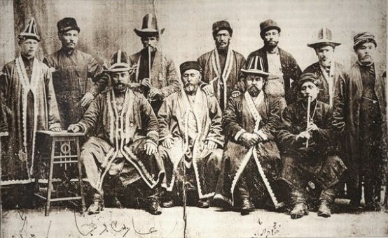 Glede na mitohondrijsko DNK so prvotnim Madžarom še najbližje Baškiri. Na fotografiji iz leta 1913 vidimo Baškire, oblečene v svoja tradicionalna oblačila.