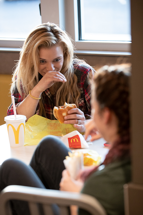 Gostje v slovenskih restavracijah McDonald's v zadnjem času ugotavljajo, da so njihovi najljubši burgerji zdaj še boljši. Kaj je v ozadju? | Foto: 