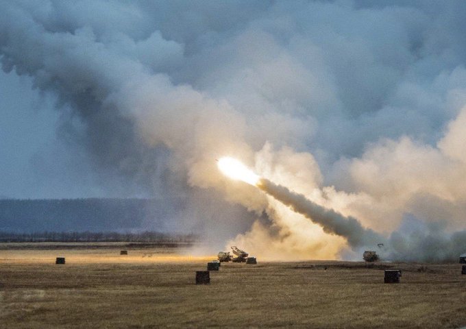 Sistemi HIMARS so po mnenju mnogih vojaških analitikov lani poleti potek vojne začeli preobračati v korist Ukrajine, ki je njihov potencial tudi izkoristila za uspešno jesensko profiofenzivo.  | Foto: Twitter/Daily Loud