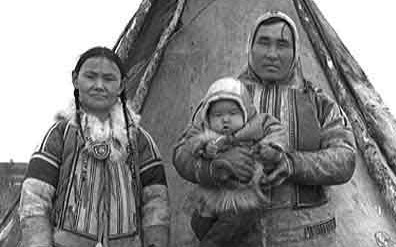 Nganasani so maloštevilno samojedsko govoreče ljudstvo, ki živi na skrajnem severu Sibirije. Velika večina današnjih uralsko govorečih ljudstev ima vsaj del svojega genetskega nabora sorodnega genetskemu naboru Nganasanov. Del genetske predniške populacije, katere potomci so današnji Nganasani, se je v bronasti dobi v čezuralskih stepah pomešal s stepsko populacijo zahodnoevrazijskega genetskega porekla. Tako je nastala praugrska populacija, iz katere so se med drugim razvili današnji Mansiji in prvotni oziroma osvajalski Madžari. | Foto: Thomas Hilmes/Wikimedia Commons