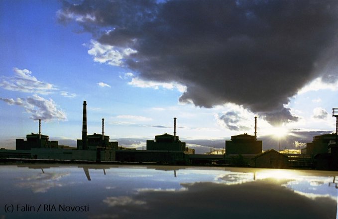 Jedrska elektrarna Zaporožje je pod ruskim nadzorom že od marca, obstreljevanje okoli objekta pa od takrat vzbuja strahove pred jedrsko nesrečo. IAEA je elektrarno obiskala v začetku septembra, več članov ekipe agencije pa je ostalo na njenem območju in stalno spremljajo razmere. | Foto: Twitter