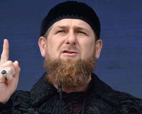 Čečenski voditelj Ramzan Kadirov je Ukrajini sporočil, da njegovega imena ni treba vpisati na nalog za aretacijo, ker bo prišel sam. | Foto: Twitter/Daily Loud