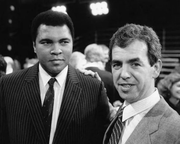 Vinko Bogataj v družbi legendarnega boksarja Muhammada Alija na obletnici oddaje Wide World of Sports leta 1981 | Foto: osebni arhiv
