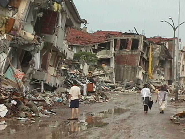 Porušena stanovanjska soseska v mestu İzmit | Foto: Wikimedia Commons