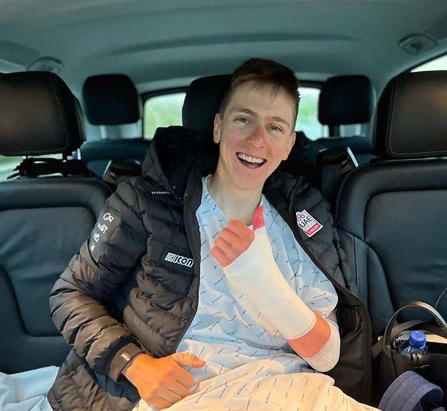 Pogačar si je konec aprila na dirki Liege-Bastogne-Liege zlomil levo zapestje. | Foto: Instagram