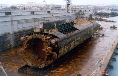 Razbitina Kurska v pristanišču v Rosljakovem. Kursk so z morskega dna dvignili maja 2001. | Foto: Wikimedia Commons / avtor neznan