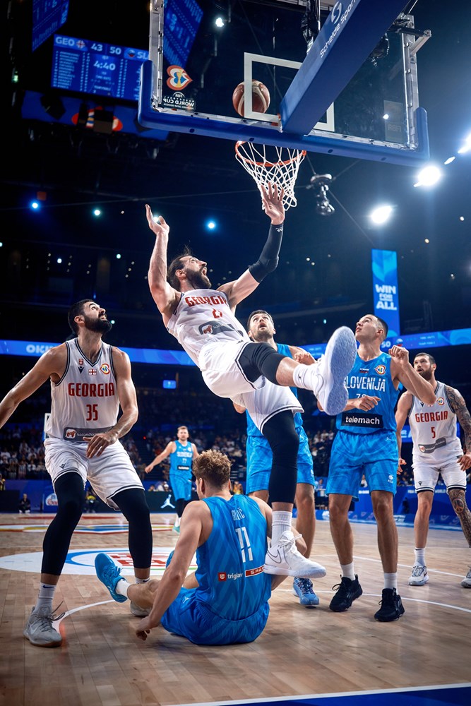 Trenutek, preden je Šengelia padel na Jako Blažiča. | Foto: FIBA