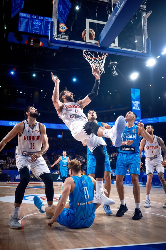 Tornike Šeneglia je tako nesrečno pristal na hrbtu Jake Blažiča. Ta je lani jeseni prestal tudi operacijo hrbta, zato je stanje še toliko bolj skrb vzbujajoče. | Foto: FIBA